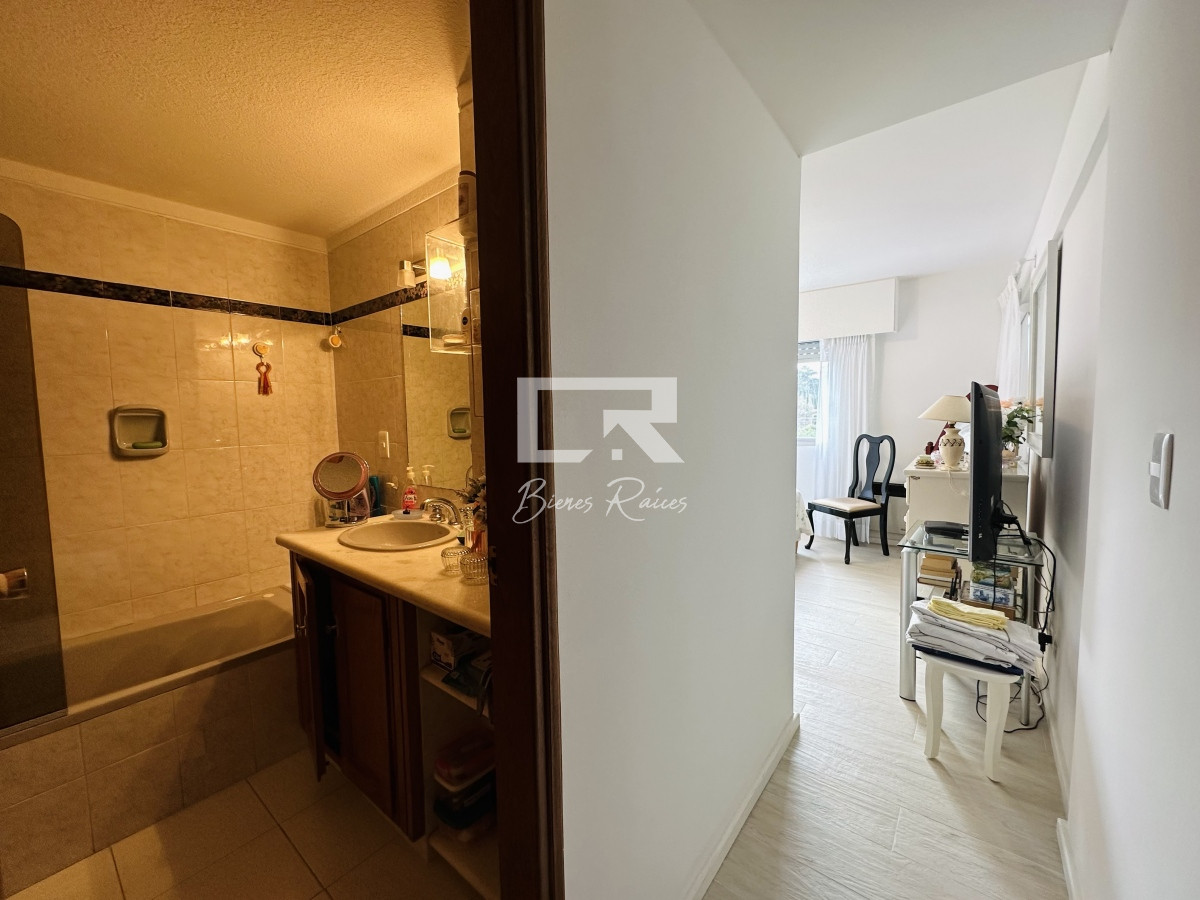 Apartamento ID.221 - Venta de apartamento de 4 dormitorios en Punta de Este