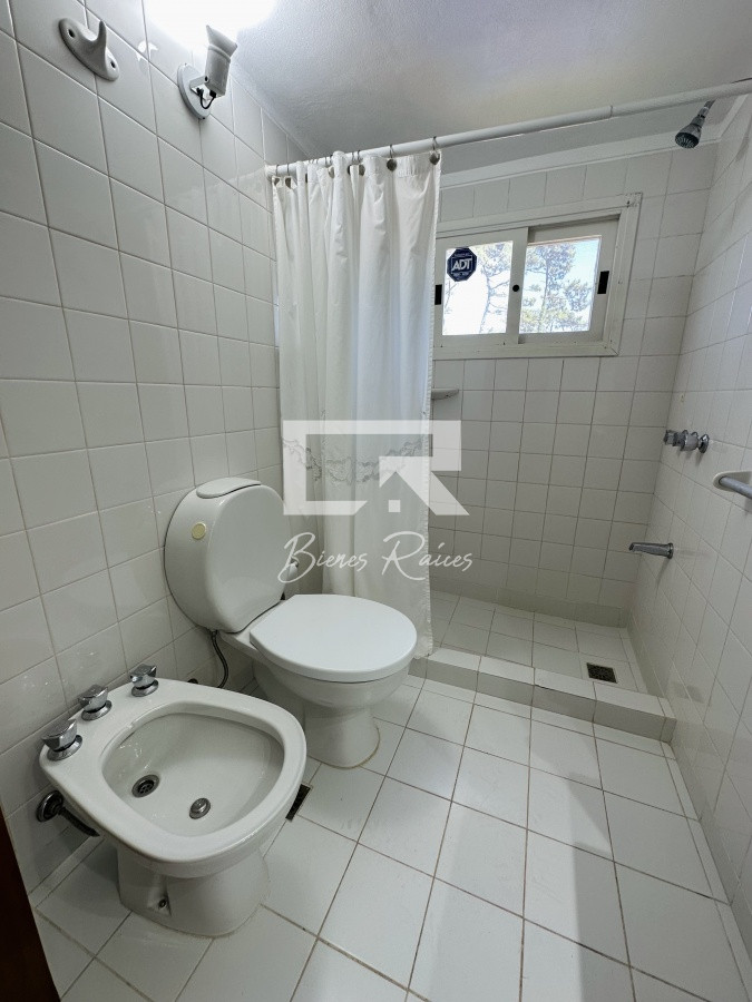 Casa ID.472 - Alquiler de casa de 3 dormitorios y dependencia de servicio en Punta del Este