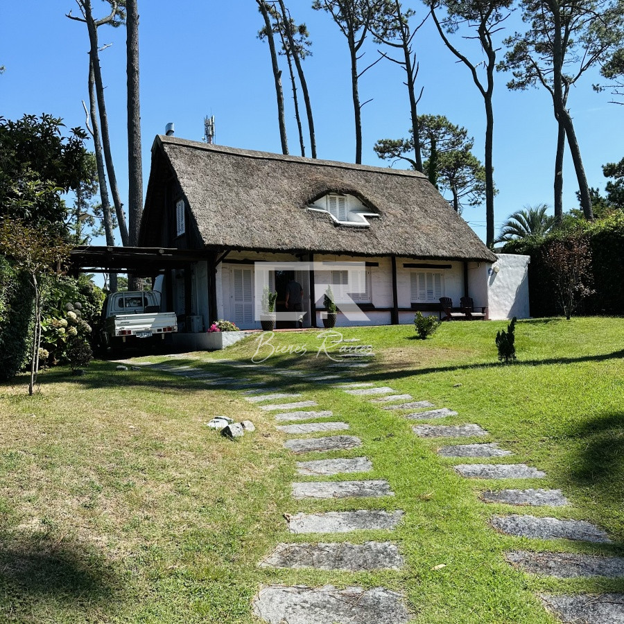 Casa ID.472 - Alquiler de casa de 3 dormitorios y dependencia de servicio en Punta del Este