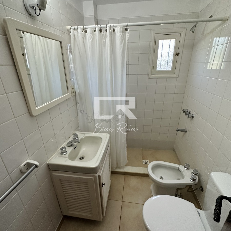 Casa ID.472 - Alquiler de casa de 3 dormitorios y dependencia de servicio en Punta del Este