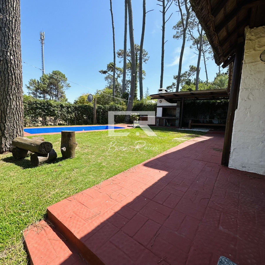 Casa ID.472 - Alquiler de casa de 3 dormitorios y dependencia de servicio en Punta del Este