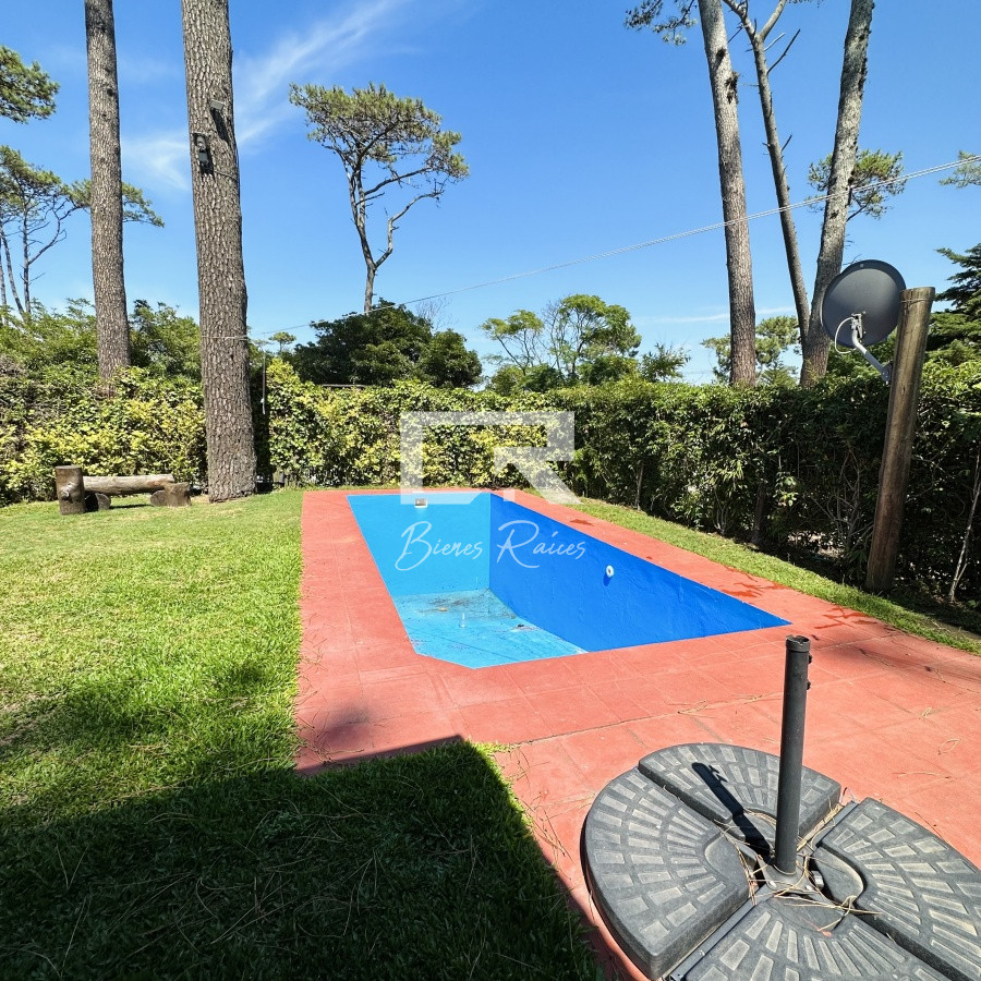 Casa ID.472 - Alquiler de casa de 3 dormitorios y dependencia de servicio en Punta del Este