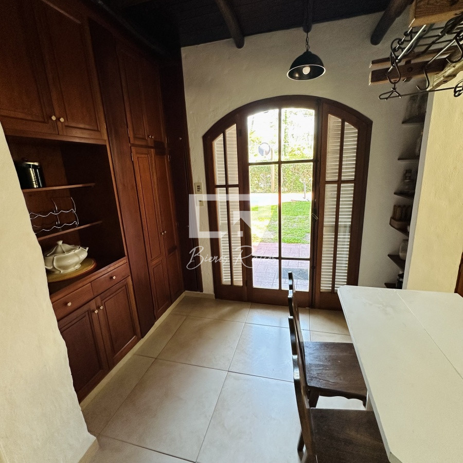 Casa ID.472 - Alquiler de casa de 3 dormitorios y dependencia de servicio en Punta del Este