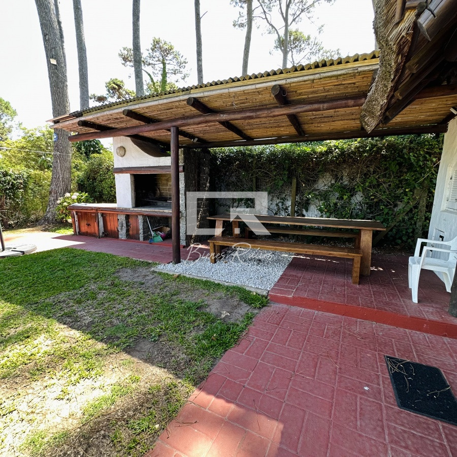 Casa ID.472 - Alquiler de casa de 3 dormitorios y dependencia de servicio en Punta del Este