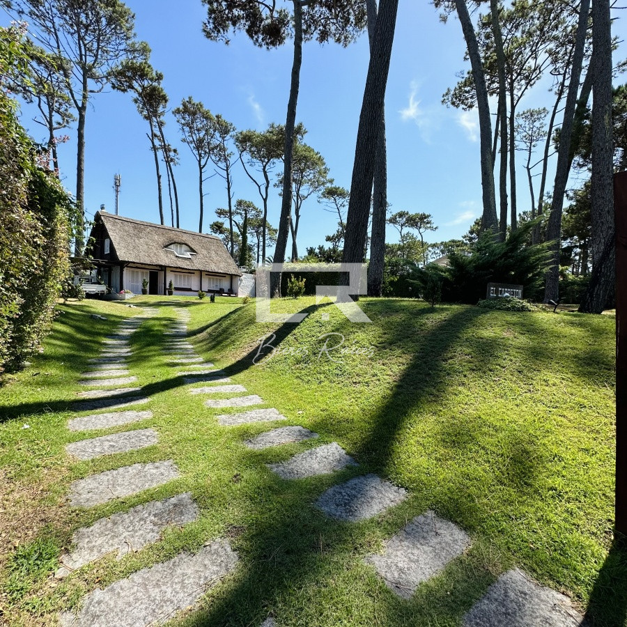 Casa ID.472 - Alquiler de casa de 3 dormitorios y dependencia de servicio en Punta del Este