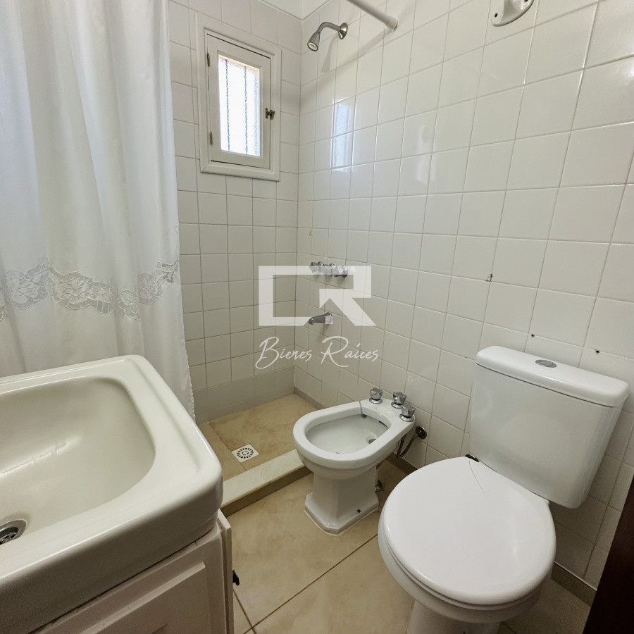 Casa ID.472 - Alquiler de casa de 3 dormitorios y dependencia de servicio en Punta del Este