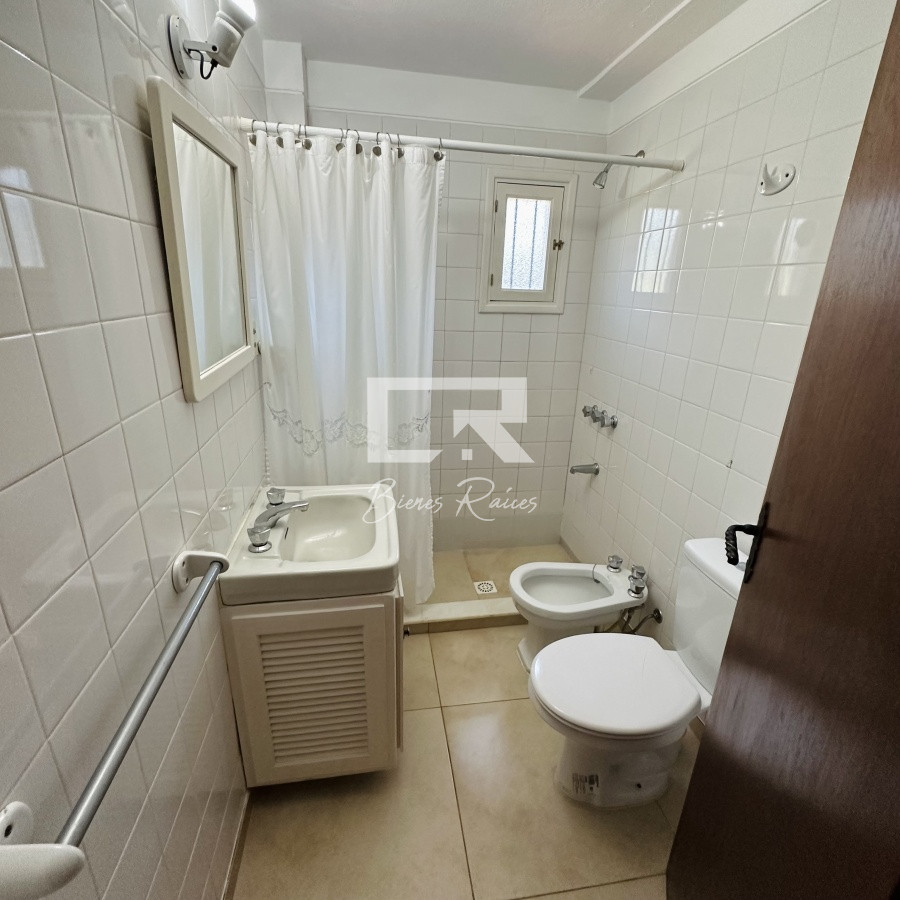 Casa ID.472 - Alquiler de casa de 3 dormitorios y dependencia de servicio en Punta del Este