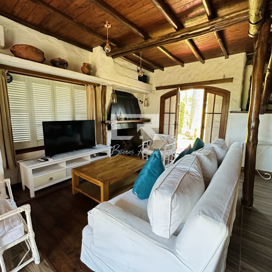 Casa ID.472 - Alquiler de casa de 3 dormitorios y dependencia de servicio en Punta del Este