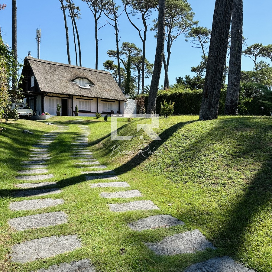Casa ID.472 - Alquiler de casa de 3 dormitorios y dependencia de servicio en Punta del Este