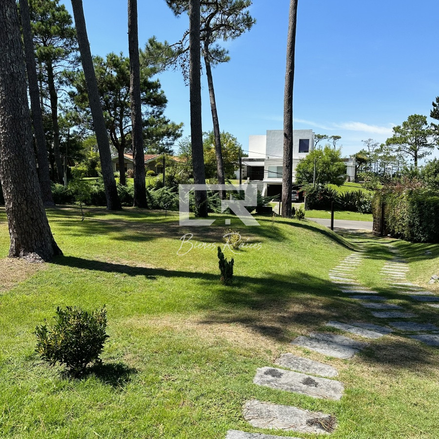 Casa ID.472 - Alquiler de casa de 3 dormitorios y dependencia de servicio en Punta del Este