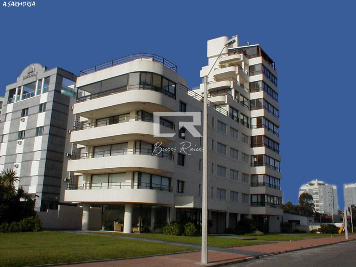 Apartamento ID.703 - Apartamento en venta, 3 dormitorios, vista al mar, primera linea, playa mansa.