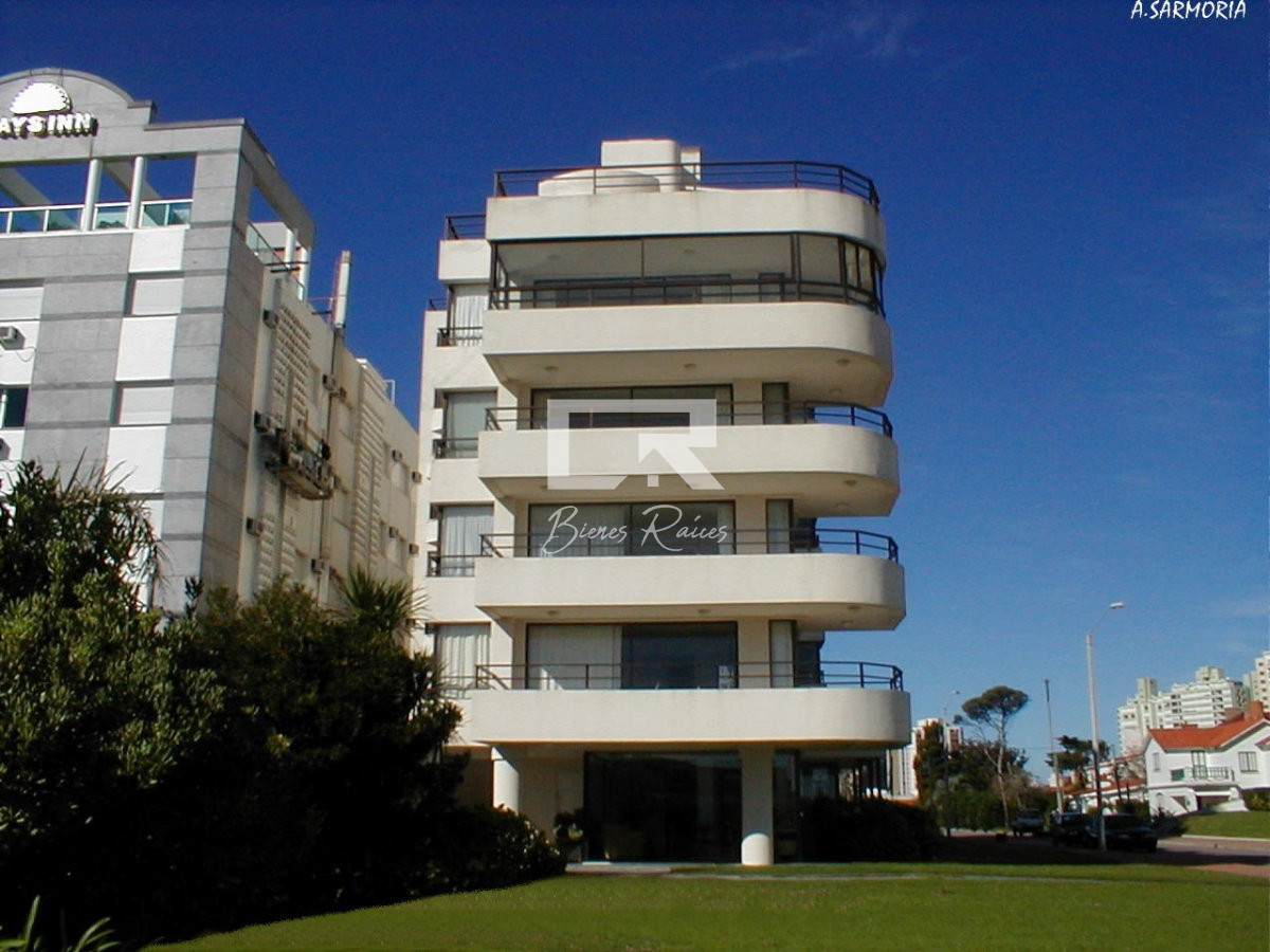 Apartamento ID.703 - Apartamento en venta, 3 dormitorios, vista al mar, primera linea, playa mansa.