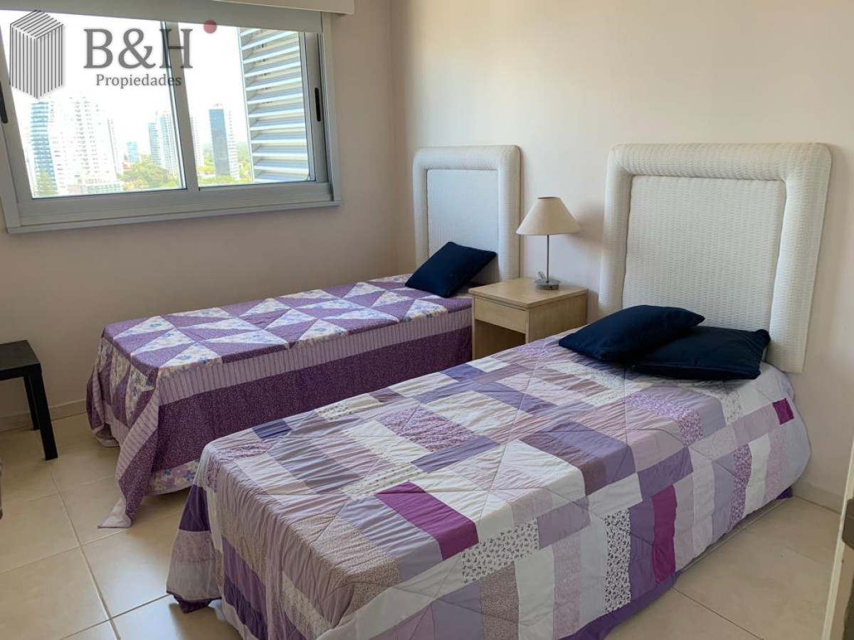 Apartamento ID.6078 - Alquiler de apartamento de 3 dormitorios en Punta del Este.-
