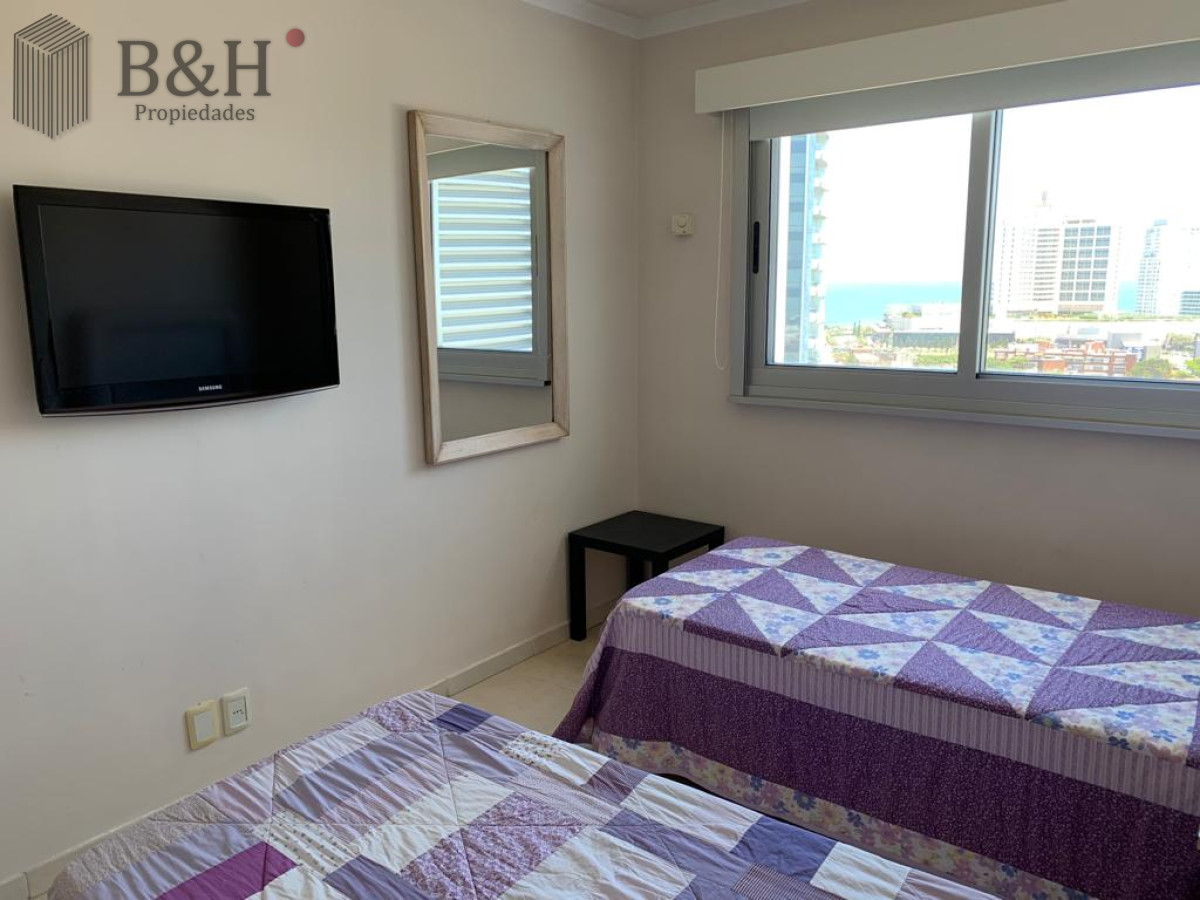 Apartamento ID.6078 - Alquiler de apartamento de 3 dormitorios en Punta del Este.-