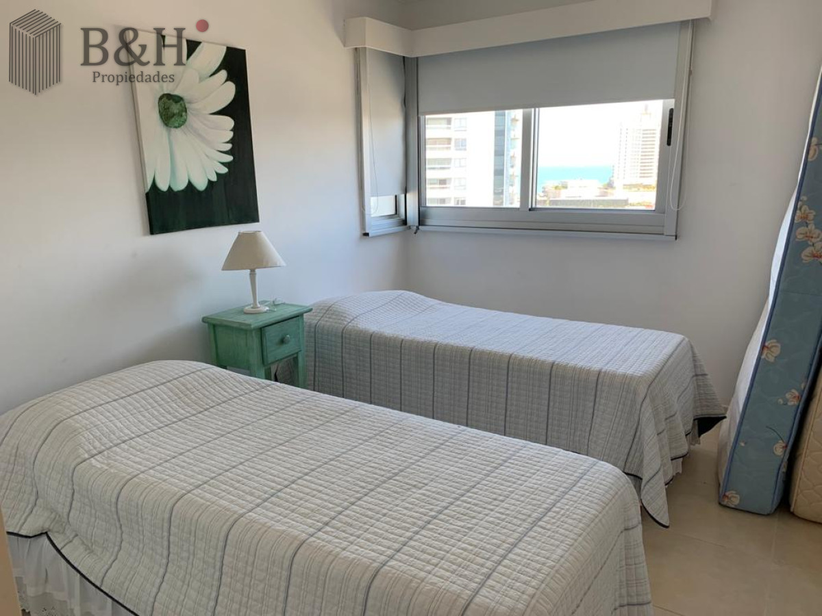 Apartamento ID.6078 - Alquiler de apartamento de 3 dormitorios en Punta del Este.-