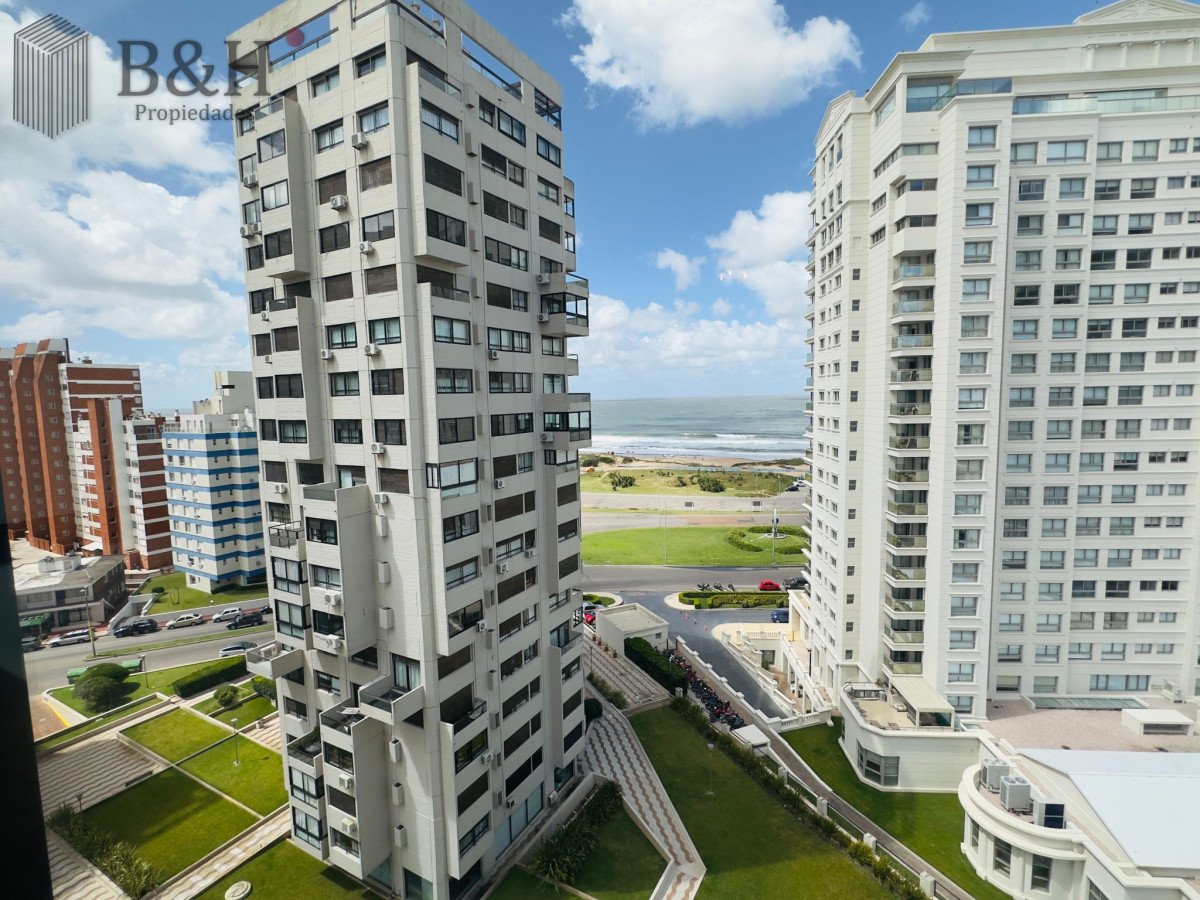 Apartamento ID.6377 - Alquiler y venta de apartamento de 2 dormitorios en Punta del Este.