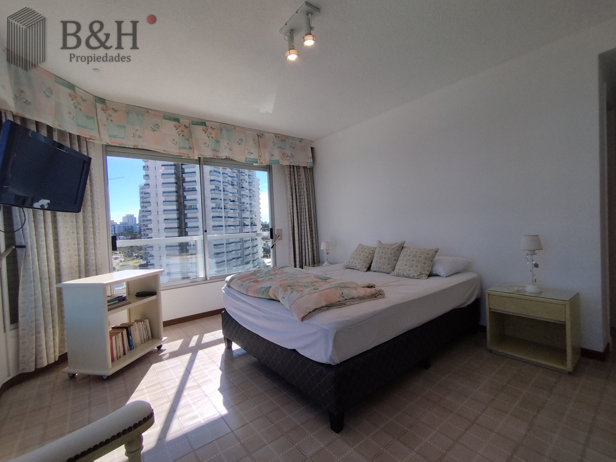 Apartamento ID.5815 -  Alquiler y venta de apartamento de dos dormitorios en Punta del Este