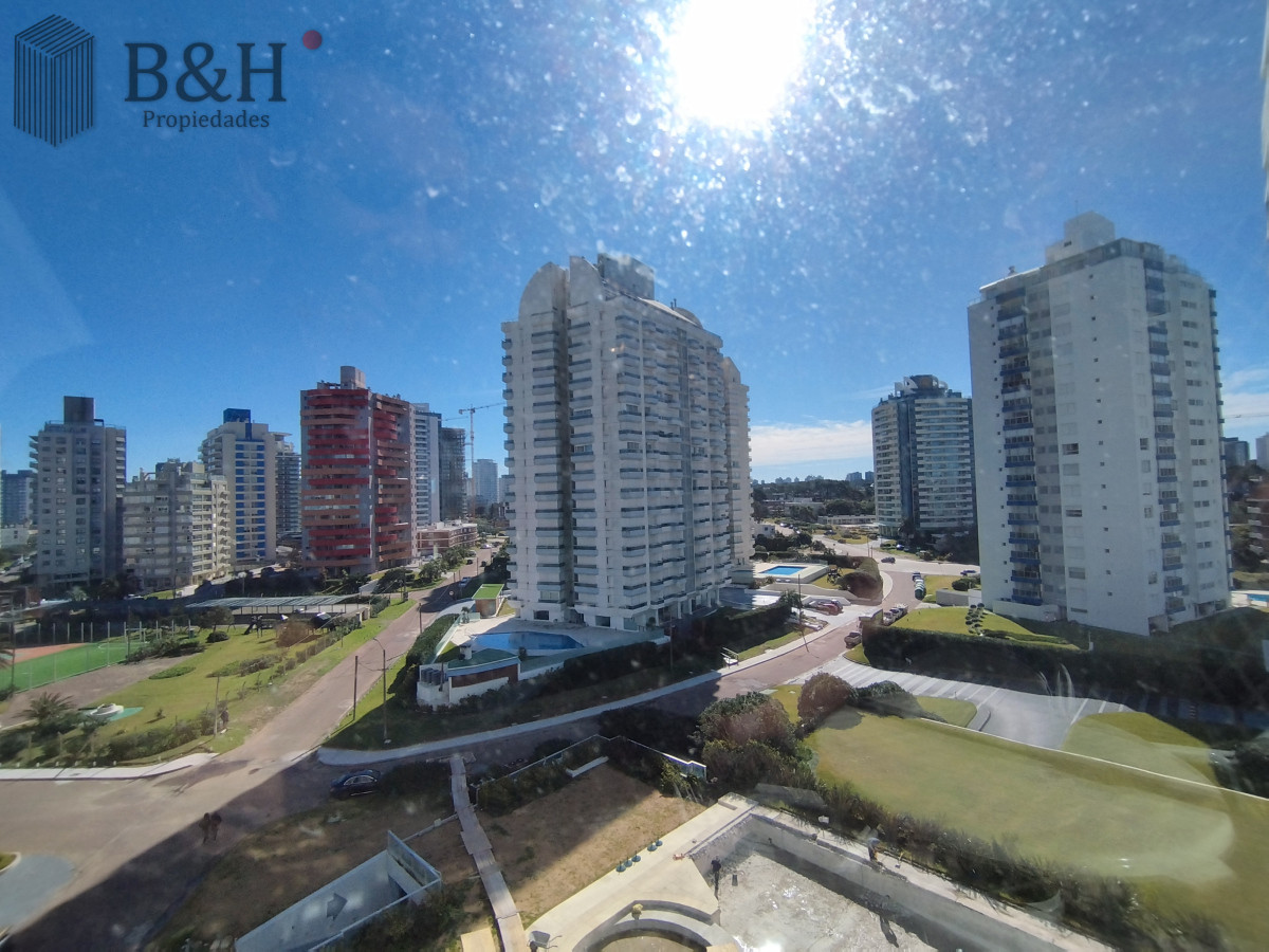 Apartamento ID.5815 -  Alquiler y venta de apartamento de dos dormitorios en Punta del Este