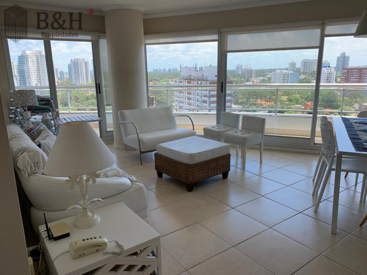 Apartamento ID.6078 - Alquiler de apartamento de 3 dormitorios en Punta del Este.-