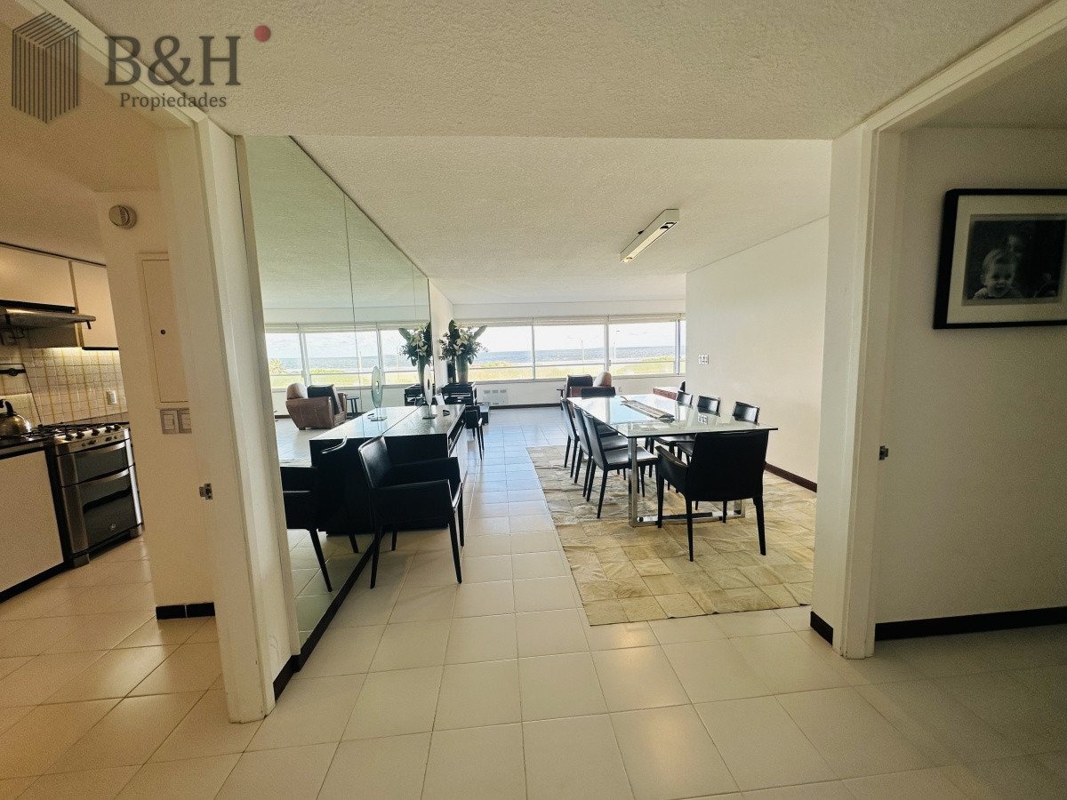 Apartamento ID.5163 - Apartamento de 3 dormitorios y dependencia de servicio en Punta del Este