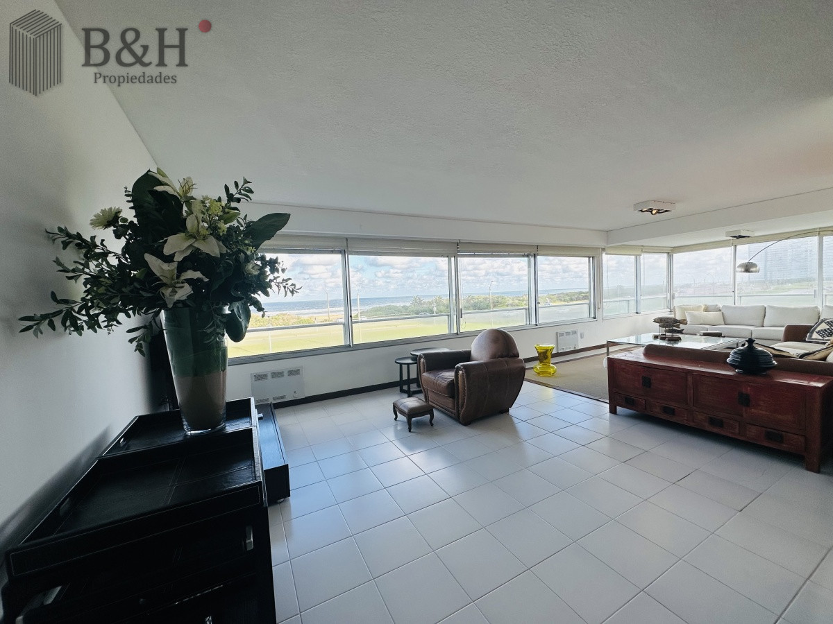 Apartamento ID.5163 - Apartamento de 3 dormitorios y dependencia de servicio en Punta del Este