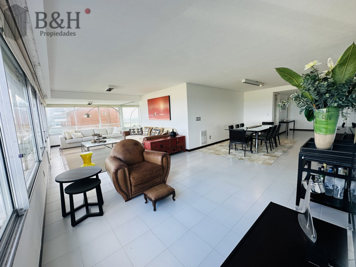 Apartamento ID.5163 - Apartamento de 3 dormitorios y dependencia de servicio en Punta del Este