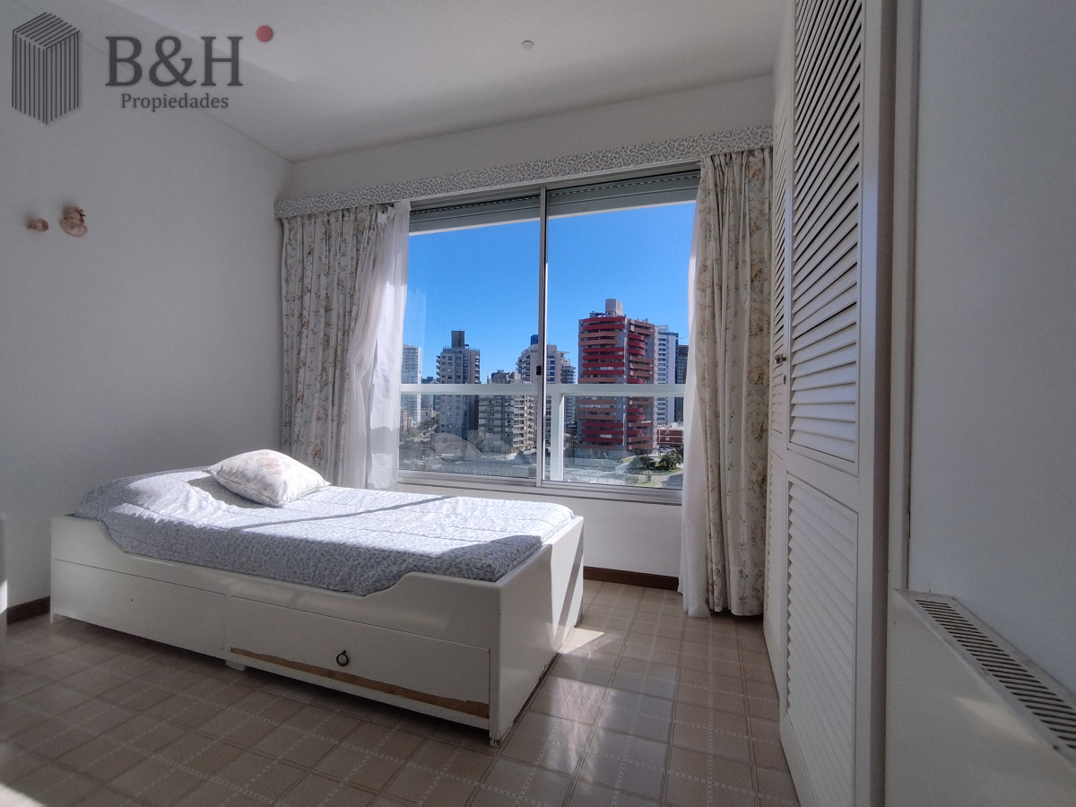 Apartamento ID.5815 -  Alquiler y venta de apartamento de dos dormitorios en Punta del Este