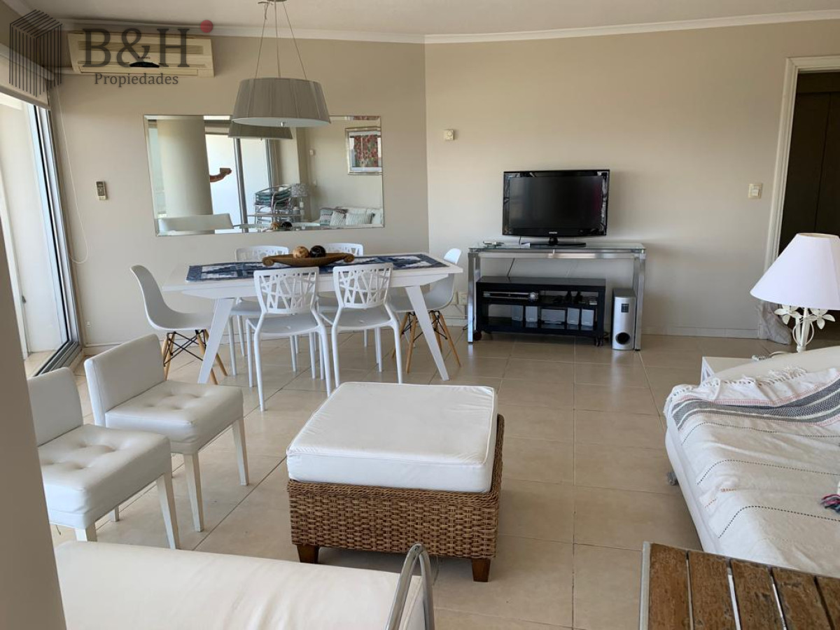 Apartamento ID.6078 - Alquiler de apartamento de 3 dormitorios en Punta del Este.-