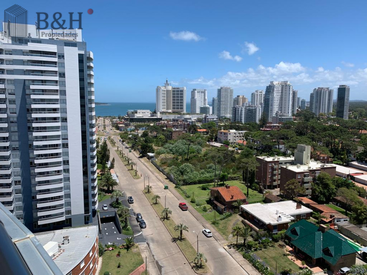 Apartamento ID.6078 - Alquiler de apartamento de 3 dormitorios en Punta del Este.-