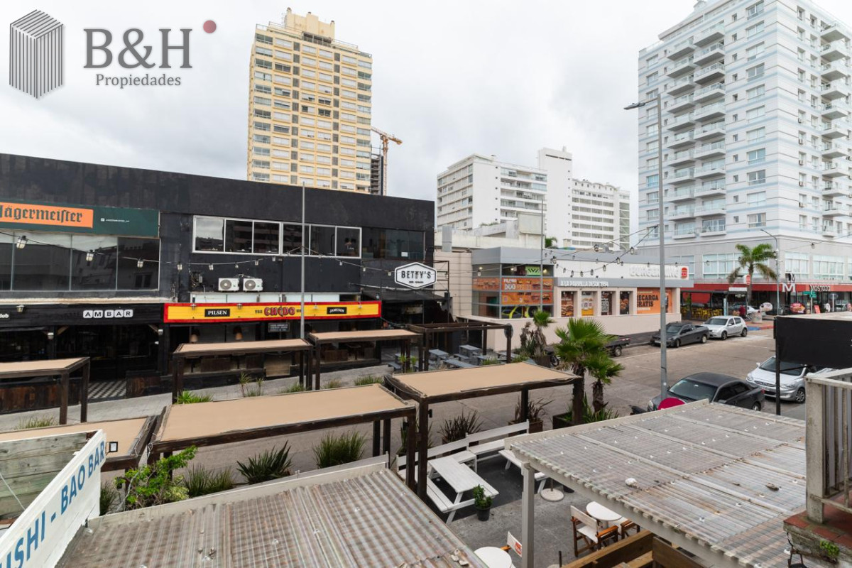 Apartamento ID.6376 - Apartamento en venta de 3 dormitorios y dependencia de servicio en Punta del Este