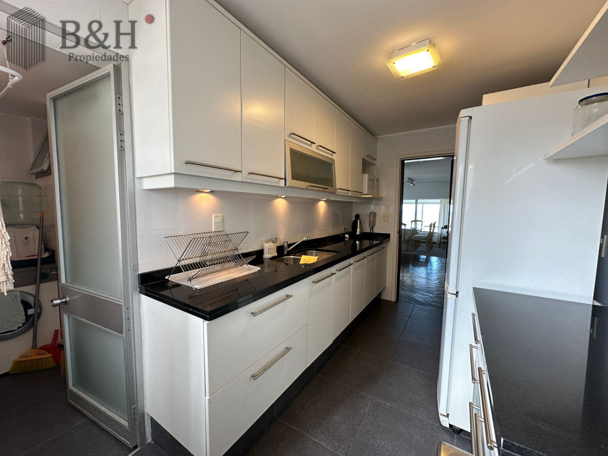 Apartamento ID.5809 - Apartamento de dos dormitorios en venta y alquiler  frente a playa brava