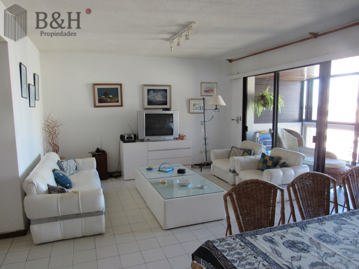 Apartamento ID.6372 - Apartamento en venta de 3 dormitorios en Punta del Este