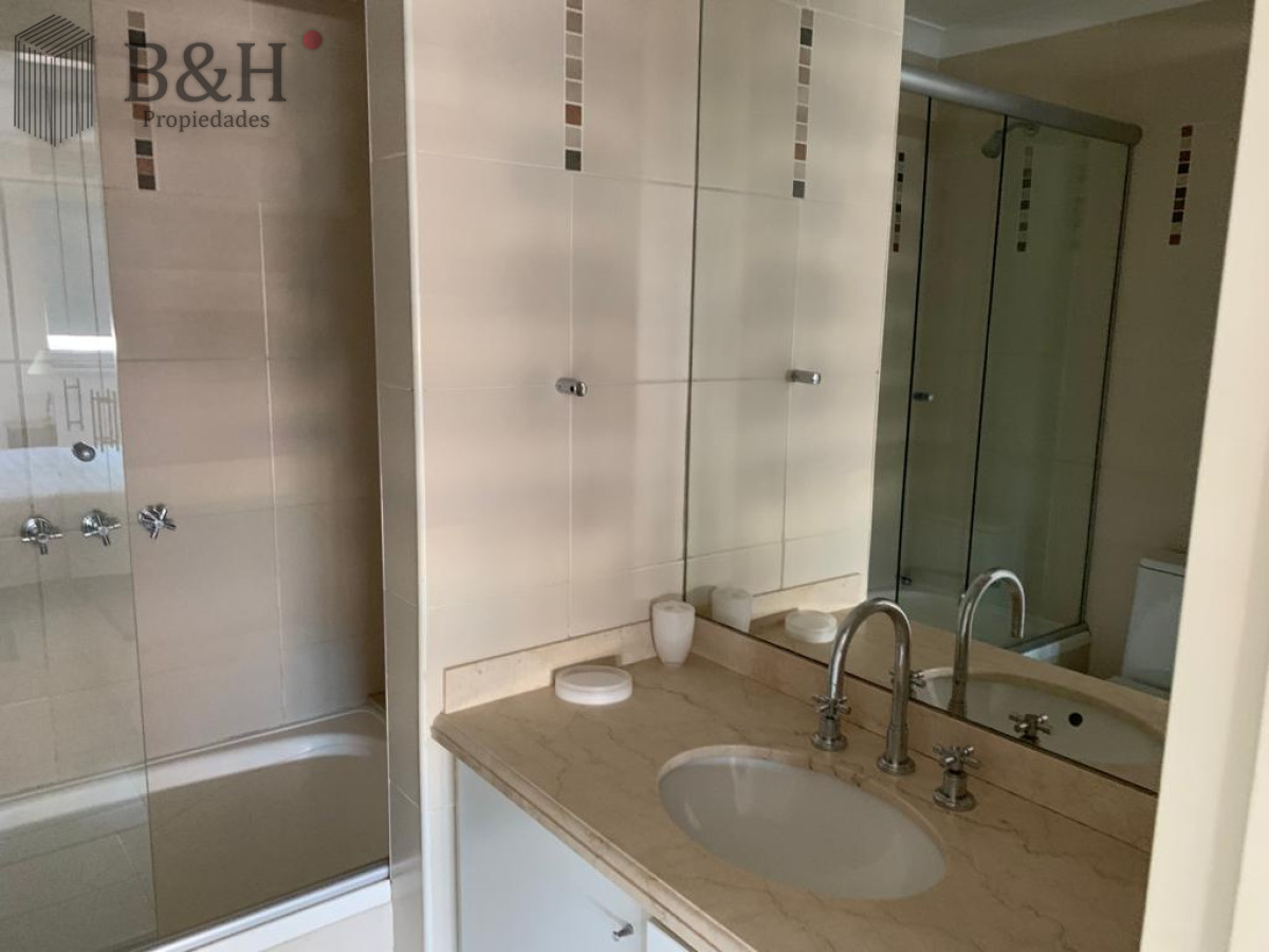 Apartamento ID.6078 - Alquiler de apartamento de 3 dormitorios en Punta del Este.-