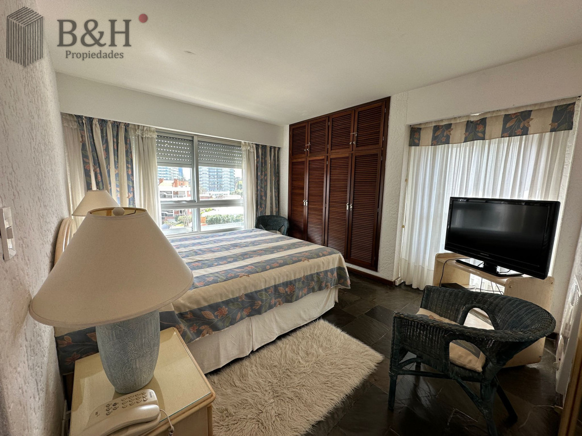 Apartamento ID.5809 - Apartamento de dos dormitorios en venta y alquiler  frente a playa brava