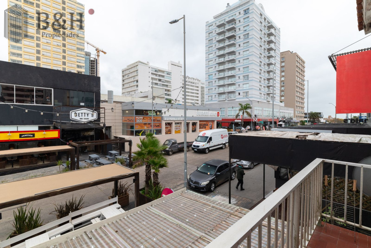 Apartamento ID.6376 - Apartamento en venta de 3 dormitorios y dependencia de servicio en Punta del Este