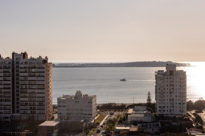 Apartamento en alquiler de 3 dormitorios en Punta del Este.-