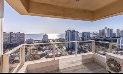 Apartamento en alquiler de 3 dormitorios en Punta del Este.-