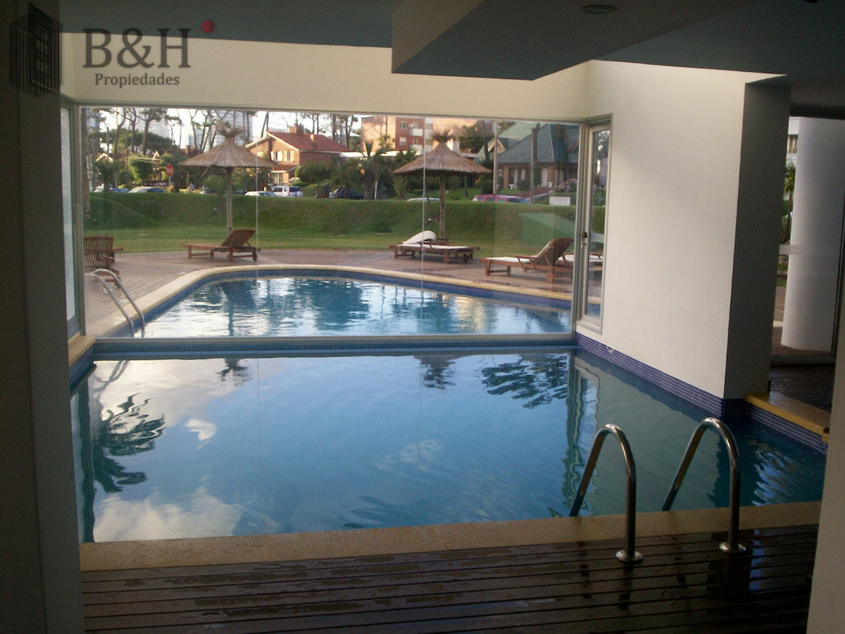 Apartamento ID.6078 - Alquiler de apartamento de 3 dormitorios en Punta del Este.-