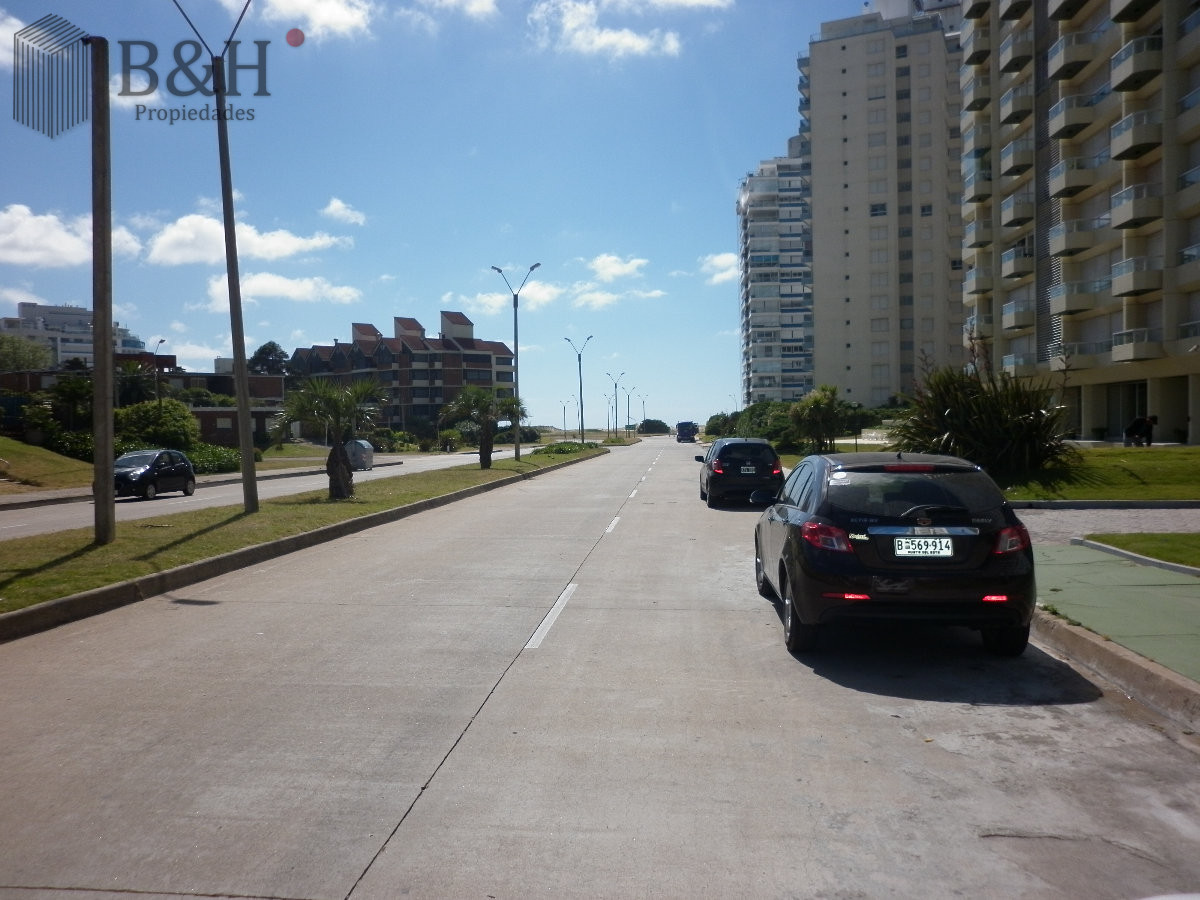 Apartamento ID.6078 - Alquiler de apartamento de 3 dormitorios en Punta del Este.-