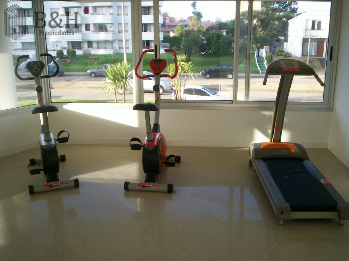 Apartamento ID.6078 - Alquiler de apartamento de 3 dormitorios en Punta del Este.-