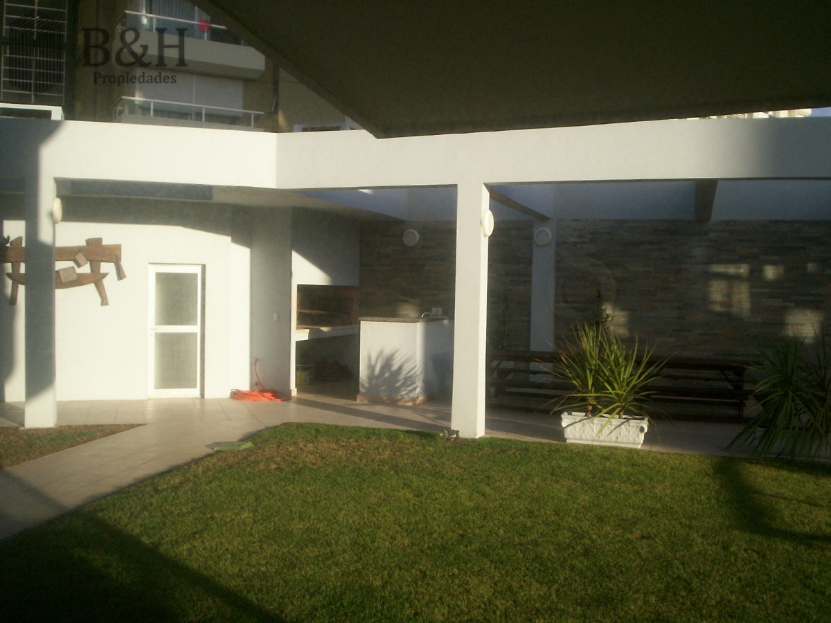 Apartamento ID.6078 - Alquiler de apartamento de 3 dormitorios en Punta del Este.-