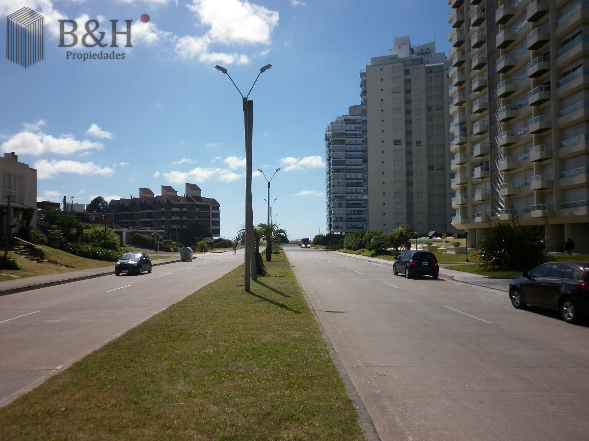 Apartamento ID.6078 - Alquiler de apartamento de 3 dormitorios en Punta del Este.-