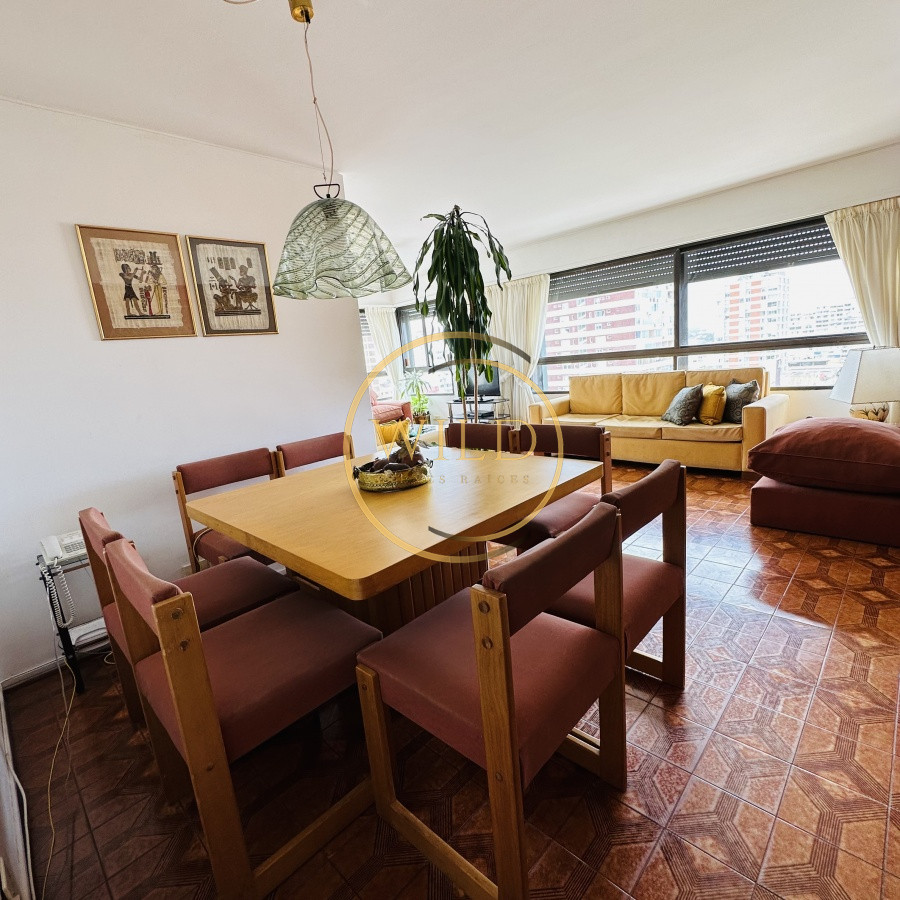 Apartamento ID.5579 - Alquiler y Venta  de apartamento de 3 dormitorios en Punta del Este