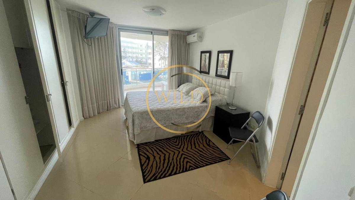 Apartamento ID.5581 - Apartamento en alquiler de  3 dormitorios y dependencia en Punta del Este