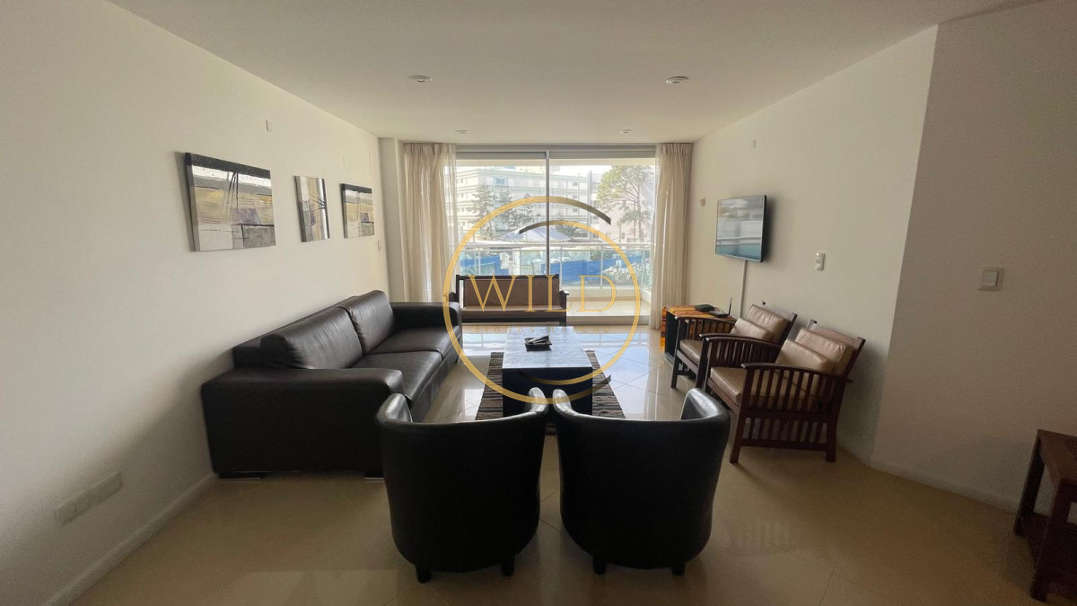Apartamento ID.5581 - Apartamento en alquiler de  3 dormitorios y dependencia en Punta del Este