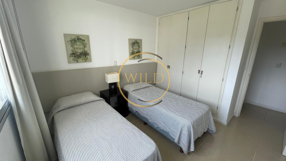 Apartamento ID.5581 - Apartamento en alquiler de  3 dormitorios y dependencia en Punta del Este