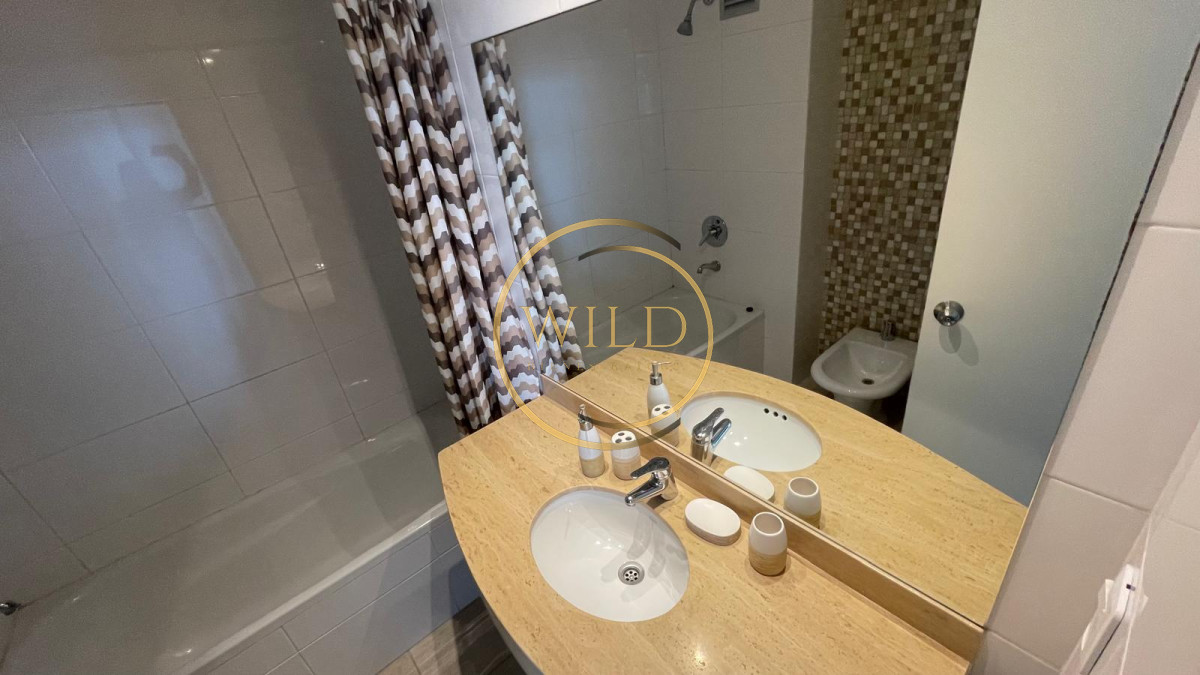 Apartamento ID.5581 - Apartamento en alquiler de  3 dormitorios y dependencia en Punta del Este