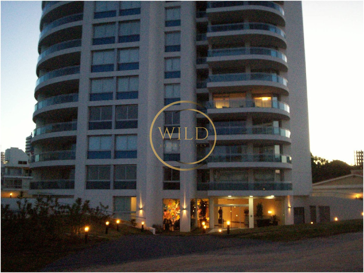 Apartamento ID.5581 - Apartamento en alquiler de  3 dormitorios y dependencia en Punta del Este