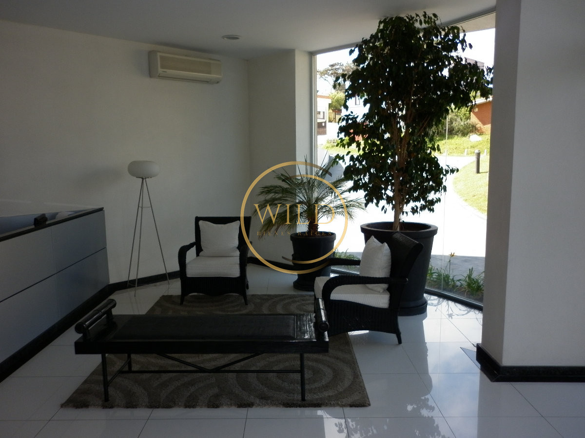 Apartamento ID.5581 - Apartamento en alquiler de  3 dormitorios y dependencia en Punta del Este