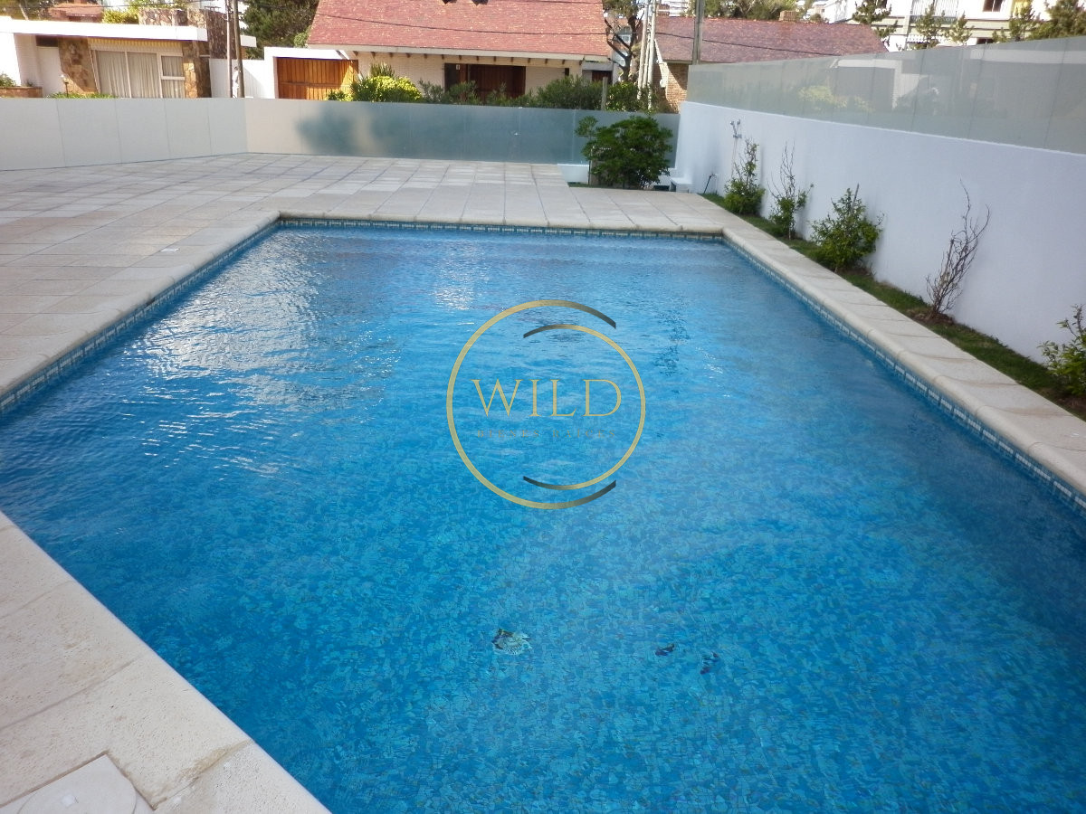 Apartamento ID.5581 - Apartamento en alquiler de  3 dormitorios y dependencia en Punta del Este